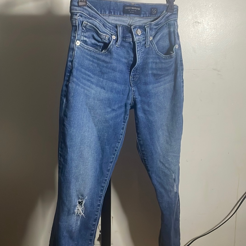 Lucky brand size 6/28 worn a few times still great shape ! Straight leg low rise